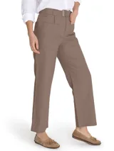 Pantalón de tiro alto y pierna recta, confeccionado en una mezcla de algodón y lino. Presenta bolsillos frontales estilo carpintero y una cintura con cinturón integrado con hebilla metálica.