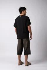 Remera de manga corta con cuello redondo, confeccionada en tejido de lino con textura entramada y corte holgado.