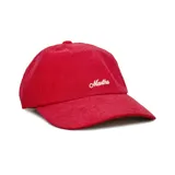 Gorra tipo dad hat de corderoy color rojo, con visera curva y sin estructura. Presenta el nombre de la marca bordado en hilo blanco en la parte frontal y cuenta con un sistema de ajuste posterior.