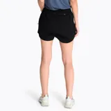 Short deportivo negro marca Merrell, con cintura elástica ajustable, bolsillos laterales con cierre y logo estampado en la pierna izquierda.