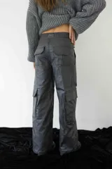 Pantalón cargo colorado de tela brillante con elástico en la cintura y bolsillos con solapa.