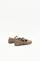 Balerina de cuero con estampado animal print de leopardo, con tira sobre el empeine y remaches de níquel de distintos tamaños. Suela con plantilla acolchonada.