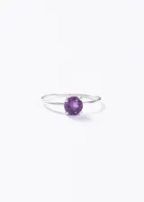 Anillo de plata 925 con piedra amatista redonda engarzada.