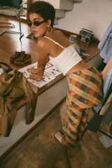 Minifalda de gabardina de algodón con estampado geométrico en tonos azules, naranjas y beige.