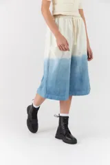 Bermuda estilo jort con diseño degradado en tonos blanco y azul, de corte ancho y largo midi con cintura elástica y cordón ajustable.