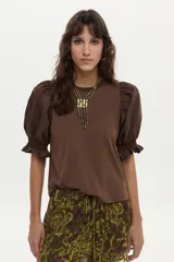 Blusa marrón con cuerpo de jersey y mangas abullonadas de algodón con detalles de punto smock en los puños.