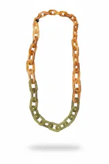 Collar largo de eslabones de resina, con combinación de tonos carey marrón y verde militar.