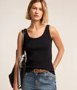 Musculosa de rib en color verde militar, con escote en U y diseño ajustado.