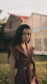 Falda corta tipo pareo confeccionada en lino color marrón, con diseño envolvente y lazo lateral ajustable para un calce cómodo.