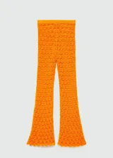 Pantalon de crochet color naranja con diseño de tejido calado, corte flare y cintura elástica.