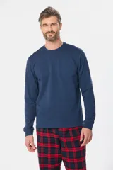 Pijama de hombre compuesto por una remera de manga larga azul marino y un pantalón a cuadros en tonos azul marino, blanco y negro.