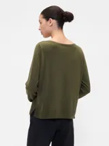 Buzo de punto fino con cuello bote y mangas largas, de corte recto y ajuste cómodo.