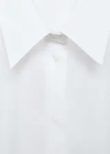 Vestido camisero blanco de popelina de algodón y lyocell, corte recto, largo midi, con cuello camisero, cierre frontal con botones y lazo a la cintura.