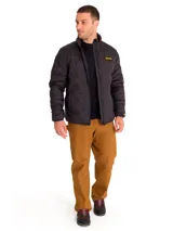 Chaqueta acolchada negra con cierre frontal, cuello alto y parche de silicona con logo Caterpillar en el pecho. Cuenta con aislamiento térmico, es resistente al agua y al viento, con ribetes elásticos en puños y dobladillo.