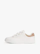 Zapatillas de corte bajo Tommy Hilfiger, confeccionadas en piel napa blanca con paneles de textura contrastante en el talón. Presentan suela gruesa de goma, cierre con cordones y logo metálico en bajo relieve en el lateral.