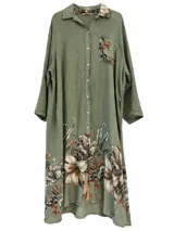 Vestido camisero midi verde militar, con mangas largas, cierre frontal de botones, cuello camisero, bolsillo superior y estampado floral artístico en el bajo y detalles en el cuello y el bolsillo.