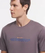 Remera deportiva dry fit de manga corta y cuello redondo, color gris, con estampado de lettering contrastante en el pecho.