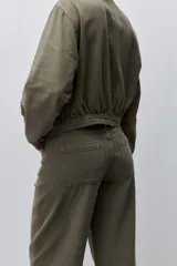 Pantalón jean de tiro alto con calce straight y pierna recta, confeccionado en denim de aspecto limpio. Cuenta con cinco bolsillos, cierre frontal con botón y presillas para cinturón.