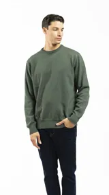 Buzo de punto liso color negro, con cuello redondo y puños y ruedo acanalados. Se lleva sobre una camisa celeste de vestir.