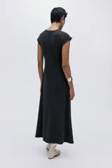 Vestido midi de punto con jaretas verticales en el frente y la espalda. Presenta escote redondo, mangas japonesas y una falda con leve vuelo.