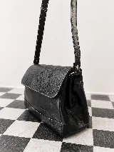 Cartera de hombro Sagali modelo Pianosa, confeccionada 100% en cuero vacuno negro con detalles texturizados símil reptil en la solapa y base, y costuras en contraste. Cuenta con correa ajustable.