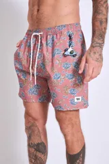 Short de baño de corte clásico en color celeste claro con estampado de pequeñas aves en tono oscuro. Cuenta con cintura elástica y un pequeño parche decorativo en el ruedo.