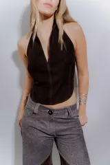 Top marrón de gamuza con escote halter y espalda descubierta con hebillas de guampa.