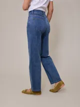 Pantalón de jean celeste de corte recto, con bolsillos delanteros y traseros.