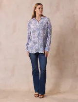 Camisa de mujer de rayón estampado, marca Grand & Greene. Tiene cuello con solapa, abertura central con botones y largo de espalda mayor al delantero.
