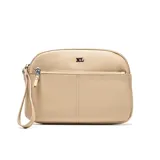 Sobre de mano marca XL, color beige, con textura granulada, cierre principal, bolsillo frontal con cierre y correa de muñeca extraíble.
