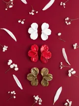 Caravanas de porcelana modeladas a mano, con diseño de pétalos de flor y perno de acero quirúrgico hipoalergénico.