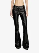 Pantalón de cinco bolsillos de mujer confeccionado en tejido similar al cuero, color negro, con cintura baja y corte bootcut. Presenta efecto desgastado en las costuras y logo Diesel Denim Industry en el bolsillo derecho.