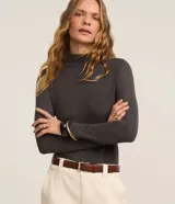 Blusa Marfinno de manga larga, con cuello alto y diseño ajustado, confeccionada en tejido texturizado.