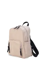 Mochila de nylon color verde oliva, con cierre principal y dos bolsillos frontales con cierre. Tiene correas de hombro ajustables en color negro y asa superior de agarre.