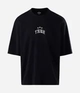 Remera oversized de algodón negro, con cuello redondo y mangas cortas. Presenta un gran estampado en la espalda con la inscripción "True Star" en tipografía gótica y detalles de estrellas.