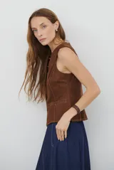 Chaleco de gamuza color caramelo, con cierre frontal de botones y bolsillos laterales simulados.