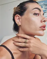 Anillo abierto de diseño orgánico con textura irregular y acabado brillante, realizado artesanalmente en metal.