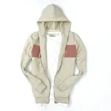 Campera con capucha color arena con franja horizontal rosa viejo en el pecho y logo bordado. Cierre frontal con cremallera y bolsillos laterales.