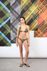 Top de bikini triangular con estampado a cuadros en tonos marrón, celeste y verde, con un aplique floral tridimensional de cuentas verdes en el tirante.