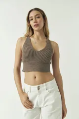 Top tejido color marrón con escote halter y espalda cruzada.