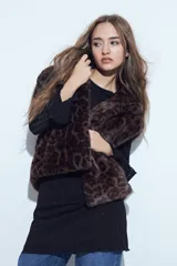 Chaleco de piel sintética con estampado animal print, diseño corto, corte relajado y capucha integrada.