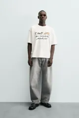 Jeans de hombre, corte balloon fit, tiro medio, confeccionados en denim rígido de algodón. Presentan un efecto lavado con un marcado degradado vertical, cinco bolsillos y cierre frontal con cremallera y botón.