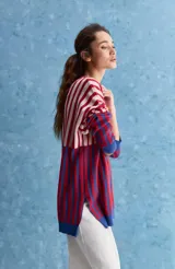 Sweater de tejido jacquard con rayas verticales en combinación de rojo, blanco y azul, de corte amplio, cuello redondo y mangas largas con puños en contraste.