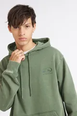 Canguro Quiksilver Saturn de color verde militar, con capucha ajustable con cordón, bolsillo tipo canguro en la parte frontal y pequeño logo bordado en el pecho.