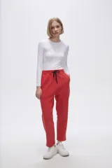 Pantalón tipo babucha de corte recto, confeccionado en tejido con felpa, con cintura elástica y cordón de ajuste frontal.