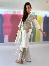 Blazer/Vestido Ligamento blanco de lino y algodón con estampado exclusivo en cobre laminado. Tiene solapa smoking y se cruza con lazos en la cintura.