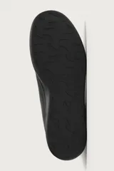 Zapatilla deportiva tipo botín para hombre, confeccionada en piel lisa de color negro, con detalles de pespuntes, cordones al tono y suela plana.