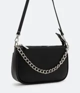 Bolso pequeño estructurado tipo baguette, color negro, con cierre de cremallera. Incluye una correa de mano corta con cadena metálica plateada y una correa bandolera ajustable y desmontable.