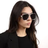 Lentes de sol estilo aviador con marco grueso de acetato negro y cristales oscuros polarizados con protección UV400.