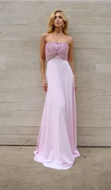 Vestido largo de fiesta color rosa, con corpiño tejido al crochet y falda de satén.